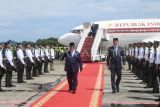 Presiden Prabowo Subianto memberi hormat saat tiba di Bandar Udara Internasional Brunei, Bandar Seri Begawan, Brunei Darussalam, Rabu (14/5/2025). Prabowo melakukan lawatan ke Brunei Darussalam dalam rangka kunjungan kenegaraan, diantaranya menerima gelar kehormatan dari Sultan Brunei Darussalam Paduka Seri Baginda Sultan Haji Hassanal Bolkiah Mu'izzadin Waddaulah. ANTARA FOTO/Muhammad Adimaja/wpa.