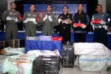 Komandan Pusat Penerbangan TNI AL (Danpuspenerbal), Laksamana Pertama TNI Bayu Alisyahbana (ketiga kiri), Kepala Kanwil Bea Cukai Jawa Timur I Untung Basuki (ketiga kanan), Komandan Pangkalan Udara TNI AL (Danlanudal) Juanda, Kolonel Laut (P) Gugus Wahyu S.U (kedua kiri), General Manager Angkasa Pura I Bandara Juanda Muhammad Tohir (kedua kanan), Komandan Satuan Tugas Pengamanan (Dansatgaspam) TNl AL Bandara Internasional Juanda Letkol Laut (P) Dani Widjanarka (kiri) Komandan Denpom Lanudal Juanda Letkol Laut (PM) Ariestiyanto Utomo (kanan) menunjukkan barang rokok tanpa cukai saat rilis di Mako Lanudal Juanda Surabaya, Jawa Timur, Kamis (15/5/2025).  Satuan Tugas Pengamanan (Satgaspam) Bandara Internasional Juanda berhasil menggagalkan pengiriman 74 koli rokok ilegal seberat 1.416 kilogram rokok ilegal menuju Makassar menggunakan jalur udara dengan kerugian negara ditaksir mencapai Rp. 714,78 juta. Antara Jatim/Umarul Faruq