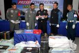 Komandan Pusat Penerbangan TNI AL (Danpuspenerbal), Laksamana Pertama TNI Bayu Alisyahbana (kedua kiri), Kepala Kanwil Bea Cukai Jawa Timur I Untung Basuki (tengah), Komandan Pangkalan Udara TNI AL (Danlanudal) Juanda, Kolonel Laut (P) Gugus Wahyu S.U (kiri), General Manager Angkasa Pura I Bandara Juanda Muhammad Tohir (kedua kanan), Komandan Denpom Lanudal Juanda Letkol Laut (PM) Ariestiyanto Utomo (kanan) melihat barang rokok tanpa cukai saat rilis di Mako Lanudal Juanda Surabaya, Jawa Timur, Kamis (15/5/2025).  Satuan Tugas Pengamanan (Satgaspam) Bandara Internasional Juanda berhasil menggagalkan pengiriman 74 koli rokok ilegal seberat 1.416 kilogram rokok ilegal menuju Makassar menggunakan jalur udara dengan kerugian negara ditaksir mencapai Rp. 714,78 juta. Antara Jatim/Umarul Faruq