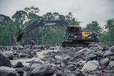 Relawan menormalisasi jalur lahar hujan Gunung Semeru menggunakan alat berat di Desa Jugosari, Kecamatan Candipuro, Lumajang, Jawa Timur, Kamis (15/5/2025). Pemkab Lumajang menetap masa tanggap darurat bencana selama 90 hari sejak tanggal 11 Mei 2025 untuk mempercepat penanganan kedaruratan infrastruktur di daerah aliran terdampak banjir lahar hujan Gunung Semeru. Antara Jatim/Irfan Sumanjaya/um