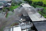 Foto udara asap hitam keluar dari salah satu pabrik tahu yang menggunakan sampah plastik sebagai bahan bakar di Tropodo, Krian, Sidoarjo, Jawa Timur, Kamis (15/5/2025). Pabrik tahu di wilayah tersebut menggunakan sampah plastik dan spon karet sebagai bahan bakar karena harganya yang murah meski asap hasil pembakaran sampah plastik bisa mencemari udara. Antara Jatim/Umarul Faruq