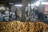 Petugas Satpol PP mengangkut spon karet sebagai bahan bakar tahu di salah satu pabrik tahu di Tropodo, Krian, Sidoarjo, Jawa Timur, Kamis (15/5/2025). Pabrik tahu di wilayah tersebut menggunakan sampah plastik dan spon karet sebagai bahan bakar karena harganya yang murah meski asap hasil pembakaran sampah plastik bisa mencemari udara. Antara Jatim/Umarul Faruq