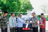 Kemenag menghibahkan mobil operasional ke LPPD NTT