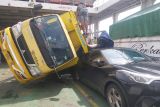 Truk dalam kapal terguling akibat ombak besar
