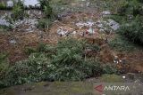 Warga berada di dekat material tanah longsor yang menimbun fasilitas umum dan kolam pemancingan di Lembang, Kabupaten Bandung Barat, Jawa Barat, Kamis (15/5/2025). Berdasarkan data BPBD Provinsi Jawa Barat, sebanyak tujuh rumah dan sejumlah kolam pemancingan serta fasilitas umum di empat desa di Kecamatan Lembang, Kabupaten Bandung Barat terdampak bencana longsor akibat tingginya intensitas hujan yang disertai angin kencang pada Rabu (14/5) sore. ANTARA FOTO/Abdan Syakura/agr