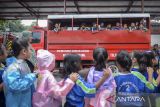 Sejumlah siswa SD antre menaiki mobil pemadaman kebakaran di Kantor Badan Penanggulangan Bencana Daerah Kota Tangerang, Banten, Kamis (15/5/2025). Kegiatan tersebut bertujuan untuk memperkenalkan serta mengedukasi siswa usia dini tentang profesi petugas pemadam kebakaran dan sosialisasi mencegah kebakaran. ANTARA FOTO/Putra M. Akbar/gp