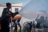 Petugas Damkar menyemprotkan air ke siswa SD saat edukasi pemadaman kebakaran di Kantor Badan Penanggulangan Bencana Daerah Kota Tangerang, Banten, Kamis (15/5/2025). Kegiatan tersebut bertujuan untuk memperkenalkan serta mengedukasi siswa usia dini tentang profesi petugas peamadam kebakaran dan sosialisasi mencegah kebakaran. ANTARA FOTO/Putra M. Akbar/gp