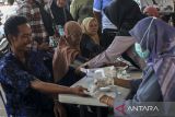 Petugas kesehatan memeriksa tekanan darah warga saat cek kesehatan gratis di Kota Serang, Banten, Kamis (15/5/2025). Menteri Kesehatan Budi Gunadi Sadikin mengatakan program cek kesehatan gratis (CKG) yang diluncurkan pemerintah sejak Februari 2025 telah mencatatkan jumlah peserta mencapai 5,3 juta orang, dan per harinya sudah mencapai di atas 187 ribu orang yang dilayani. ANTARA FOTO/Angga Budhiyanto/gp