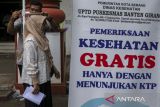 Petugas kesehatan mengukur tinggi badan warga saat cek kesehatan gratis di Kota Serang, Banten, Kamis (15/5/2025). Menteri Kesehatan Budi Gunadi Sadikin mengatakan program cek kesehatan gratis (CKG) yang diluncurkan pemerintah sejak Februari 2025 telah mencatatkan jumlah peserta mencapai 5,3 juta orang, dan per harinya sudah mencapai di atas 187 ribu orang yang dilayani. ANTARA FOTO/Angga Budhiyanto/gp