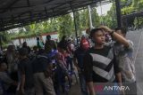 Petugas kesehatan mengukur tinggi badan warga saat cek kesehatan gratis di Kota Serang, Banten, Kamis (15/5/2025). Menteri Kesehatan Budi Gunadi Sadikin mengatakan program cek kesehatan gratis (CKG) yang diluncurkan pemerintah sejak Februari 2025 telah mencatatkan jumlah peserta mencapai 5,3 juta orang, dan per harinya sudah mencapai di atas 187 ribu orang yang dilayani. ANTARA FOTO/Angga Budhiyanto/gp