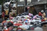 Petugas mengangkut sampah yang menumpuk di Jalan KH. Ahmad Dahlan, Cipondoh, Kota Tangerang, Banten, Kamis (15/5/2025). Sampah yang didominasi limbah rumah tangga tersebut menumpuk hingga berserakan ke tepi jalan akibat jumlah sampah yang dibuang lebih besar dari yang diangkut petugas kebersihan. ANTARA FOTO/Putra M. Akbar/gp