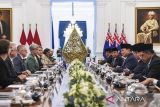 Presiden Prabowo Subianto (ketiga kanan) didampingi menteri kabinet Merah Putih melakukan pertemuan dengan Perdana Menteri Australia Anthony Albanese (ketiga kiri) saat melakukan kunjungan kenegaraan di Istana Merdeka, Jakarta, Jakarta, Kamis (15/5/2025). Presiden Prabowo menerima kunjungan kenegaraan Anthony Albanese di Istana Kepresidenan Jakarta setelah Albanese memenangkan pemilu dan terpilih kembali sebagai Perdana Menteri Australia. ANTARA FOTO/Galih Pradipta