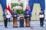Presiden Prabowo Subianto (kedua kanan) bersama Menlu Indonesia Sugiono (kanan) dan Perdana Menteri Australia Anthony Albanese (kedua kiri) bersama Menlu Australia Penny Wong (kiri) menunjukan nota kerjasama usai melakukan pertemuaan kenegaraan di Istana Merdeka, Jakarta, Kamis (15/5/2025). Presiden Prabowo menerima kunjungan kenegaraan Anthony Albanese di Istana Kepresidenan Jakarta setelah Albanese memenangkan pemilu dan terpilih kembali sebagai Perdana Menteri Australia. ANTARA FOTO/Galih Pradipta