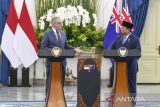 Presiden Prabowo Subianto (kanan) bersama Perdana Menteri Australia Anthony Albanese (kiri) memberikan keterangan pers usai melakukan pertemuaan kenegaraan di Istana Merdeka, Jakarta, Jakarta, Kamis (15/5/2025). Presiden Prabowo menerima kunjungan kenegaraan Anthony Albanese di Istana Kepresidenan Jakarta setelah Albanese memenangkan pemilu dan terpilih kembali sebagai Perdana Menteri Australia. ANTARA FOTO/Galih Pradipta