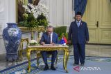 Presiden Prabowo Subianto (kanan) mendampingi Perdana Menteri Australia Anthony Albanese (kiri) mengisi buku tamu saat kunjungan kenegaraan di Istana Merdeka, Jakarta, Jakarta, Kamis (15/5/2025). Presiden Prabowo menerima kunjungan kenegaraan Anthony Albanese di Istana Kepresidenan Jakarta setelah Albanese memenangkan pemilu dan terpilih kembali sebagai Perdana Menteri Australia. ANTARA FOTO/Galih Pradipta