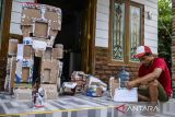 Pekerja menyelesaikan produksi kostum robot dari limbah kardus bekas di rumah produksi WF Craft Miniatur, Kelurahan Tegal Bunder, Kota Cilegon, Banten, Kamis (15/5/2025). UMKM rumahan yang memanfaatkan bahan baku dari limbah seperti kardus bekas, stik es krim, dan kayu untuk dijadikan kerajinan miniatur kapal dan kostum robot bernilai tinggi tersebut dijual dengan harga Rp1-15 juta per buah dan telah dipasarkan hingga luar negeri yaitu di Amerika Serikat dan Peru. ANTARA FOTO/Muhammad Bagus Khoirunas/gp