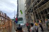 Petugas gabungan kembali copot atribut ormas