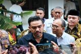 Menteri Usaha Mikro Kecil dan Menengah (UMKM) RI Maman Abdurrahman (kemeja hitam) didampingi Ketua DPRD Kota Banjarbaru Gusti Rizky Sukma Iskandar Putera (paling kanan pakai peci) usai menjadi saksi Amicus Curiae atau Sahabat Pengadilan pada sidang lanjutan yang mengadili pelaku UMKM Kota Banjarbaru dengan nama 