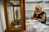 Apoteker meracik obat di Klinik Koperasi Desa Merah Putih di Desa Cangkuang Wetan, Bandung, Jawa Barat, Kamis (15/5/2025). Sebanyak 54 ribu fasilitas layanan kesehatan di desa, mulai dari puskesmas pembantu (pustu) hingga puskesmas desa (puskesdes) direncanakan untuk digabung ke dalam sistem Koperasi Desa Merah Putih (Kopdes Merah Putih) yang merupakan bagian dari upaya memperluas layanan kesehatan dasar di masyarakat desa. ANTARA FOTO/Raisan Al Farisi/agr