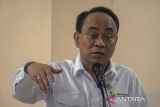 Menteri Koperasi (Menkop) Budi Arie Setiadi memberikan sambutan saat kunjungan kerja di Kantor Kelurahan Cibeber, Kota Cimahi, Jawa Barat, Kamis (15/5/2025). Dalam kunjungan tersebut Menkop berkesempatan untuk berdialog serta menyosialisasikan sekaligus meninjau Musyawarah Kelurahan pembentukan Koperasi Desa/Kelurahan Merah Putih di Kelurahan Cibeber. ANTARA FOTO/Abdan Syakura/agr