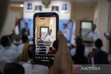 Layar gawai wartawan menampilkan Menteri Koperasi (Menkop) Budi Arie Setiadi memberikan sambutan saat kunjungan kerja di Kantor Kelurahan Cibeber, Kota Cimahi, Jawa Barat, Kamis (15/5/2025). Dalam kunjungan tersebut Menkop berkesempatan untuk berdialog serta menyosialisasikan sekaligus meninjau Musyawarah Kelurahan pembentukan Koperasi Desa/Kelurahan Merah Putih di Kelurahan Cibeber. ANTARA FOTO/Abdan Syakura/agr