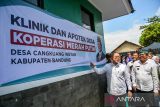 Menteri Koordinator Bidang Pangan Zulkifli Hasan (kiri) meninjau klinik dan apotek desa saat melakukan kunjungan di Desa Cangkuang Wetan, Bandung, Jawa Barat, Kamis (15/5/2025). Dalam kunjungannya ke Kabupaten Bandung, Menko Bidang Pangan mengunjungi Klinik Koperasi Merah putih, serta pembentukan Koperasi Merah Putih di Desa Cangkuang Wetan. ANTARA FOTO/Raisan Al Farisi/agr