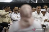 Menteri Koordinator (Menko) Bidang Pangan Zulkifli Hasan (kedua kanan) bersama Menteri Koperasi Budi Arie (kedua kiri), Wakil Menteri Pertanian Suadryono (kiri) dan Gubernur Jawa Barat Dedi Mulyadi (kanan) mendengarkan pertanyaan saat dialog kegiatan Peluncuran dan Dialog Percepatan Pembentukan Koperasi Desa dan Kelurahan Merah Putih di Hall Indoor Stadion Si Jalak Harupat, Kabupaten Bandung, Jawa Barat, Kamis (15/5/2025). Menko Pangan Zulkifli Hasan memberikan sosialisasi terkait tata cara serta aturan pembentukan Koperasi Desa Merah Putih kepada sedikitnya 6000 kepala desa se-Jawa Barat untuk percepatan target sebanyak 80 ribu Koperasi Desa Merah Putih se-Indonesia agar bisa diresmikan pada Oktober 2025 mendatang. ANTARA FOTO/Novrian Arbi/agr