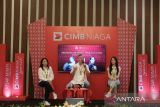 Head of Marketing, Brand & Customer Experience CIMB Niaga Muhamad Firdaus Andjar (tengah) bersama Branch Area Head Jakarta A & Kalimantan Region Area VIII CIMB Niaga Mariany (kiri) dan pemenang Kejar Mimpi Rising Star 2023 Evelyn Wijaya (kanan) berbicara dalam konferensi pers di Sungai Raya, Kabupaten Kubu Raya, Kalimantan Barat, Rabu (14/5/2025). CIMB Niaga akan menggelar Malam Kejar Mimpi untuk Indonesia bertema 