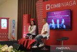 Branch Area Head Jakarta A & Kalimantan Region Area VIII CIMB Niaga Mariany (kiri) bersama Head of Marketing, Brand & Customer Experience CIMB Niaga Muhamad Firdaus Andjar (kanan) berbicara dalam konferensi pers di Sungai Raya, Kabupaten Kubu Raya, Kalimantan Barat, Rabu (14/5/2025). CIMB Niaga akan menggelar Malam Kejar Mimpi untuk Indonesia bertema 