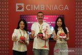 Head of Marketing, Brand & Customer Experience CIMB Niaga Muhamad Firdaus Andjar (tengah) berfoto bersama Branch Area Head Jakarta A & Kalimantan Region Area VIII CIMB Niaga Mariany (kiri) dan pemenang Kejar Mimpi Rising Star 2023 Evelyn Wijaya (kanan) saat konferensi pers di Sungai Raya, Kabupaten Kubu Raya, Kalimantan Barat, Rabu (14/5/2025). CIMB Niaga akan menggelar Malam Kejar Mimpi untuk Indonesia bertema 