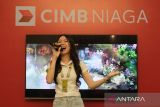 Pemenang Kejar Mimpi Rising Star 2023 Evelyn Wijaya bernyanyi dalam konferensi pers yang digelar CIMB Niaga di Sungai Raya, Kabupaten Kubu Raya, Kalimantan Barat, Rabu (14/5/2025). CIMB Niaga akan menggelar Malam Kejar Mimpi untuk Indonesia bertema 