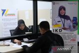 Petugas melayani warga mengurus dokumen di gerai Dinas Kependudukan dan Pencatatan Sipil (Disdukcapil) Kota Pontianak di Mal Pelayanan Publik (MPP) Pontianak, Kalimantan Barat, Kamis (15/5/2025). Kementerian Pendayagunaan Aparatur Negara dan Reformasi Birokrasi mencatat Indeks Pelayanan Publik Kota Pontianak pada tahun 2024 mencapai skor 4,35 dari skala 5 atau tergolong dalam kategori Sangat Baik. ANTARA FOTO/Jessica Wuysang