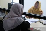Petugas melayani warga mengurus dokumen di gerai Dinas Kependudukan dan Pencatatan Sipil (Disdukcapil) Kota Pontianak di Mal Pelayanan Publik (MPP) Pontianak, Kalimantan Barat, Kamis (15/5/2025). Kementerian Pendayagunaan Aparatur Negara dan Reformasi Birokrasi mencatat Indeks Pelayanan Publik Kota Pontianak pada tahun 2024 mencapai skor 4,35 dari skala 5 atau tergolong dalam kategori Sangat Baik. ANTARA FOTO/Jessica Wuysang