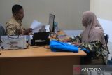 Petugas melayani warga yang mengurus pembuatan paspor di gerai Kantor Imigrasi Kelas I TPI Pontianak di Mal Pelayanan Publik (MPP) Pontianak, Kalimantan Barat, Kamis (15/5/2025). Kementerian Pendayagunaan Aparatur Negara dan Reformasi Birokrasi mencatat Indeks Pelayanan Publik Kota Pontianak pada tahun 2024 mencapai skor 4,35 dari skala 5 atau tergolong dalam kategori Sangat Baik. ANTARA FOTO/Jessica Wuysang