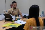 Petugas melayani warga yang mengurus pembuatan paspor di gerai Kantor Imigrasi Kelas I TPI Pontianak di Mal Pelayanan Publik (MPP) Pontianak, Kalimantan Barat, Kamis (15/5/2025). Kementerian Pendayagunaan Aparatur Negara dan Reformasi Birokrasi mencatat Indeks Pelayanan Publik Kota Pontianak pada tahun 2024 mencapai skor 4,35 dari skala 5 atau tergolong dalam kategori Sangat Baik. ANTARA FOTO/Jessica Wuysang