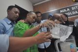 Tersangka pengedar narkotika jenis sabu-sabu JH alias Bibi (30) menuangkan sabu ke dalam blender saat pemusnahan barang bukti di Polda Bengkulu, Kota Bengkulu, Kamis (15/5/2025). Direktorat Reserse Narkoba (Ditresnarkoba) Polda Bengkulu memusnahkan barang bukti narkotika jenis sabu-sabu asal Kota Bandung seberat 1,3 kilogram yang disita dari tersangka. ANTARA FOTO/Muhammad Izfaldi/Spt.