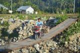 Jembatan darurat pasca banjir bandang tetap dimanfaatkan