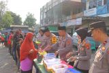 Polresta Bandarlampung bagikan 200 porsi makanan bergizi kepada warga