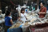 Pedagang ikan asin melayani pembeli di Pasar Parit Besar, Pontianak, Kalimantan Barat, Kamis (15/5/2025). Menurut pedagang, harga ikan asin, ikan teri dan sotong kering yang dijual seharga Rp20 ribu hingga ratusan ribu per kilogram tergantung jenis, ukuran dan kualitasnya tersebut mengalami kenaikan Rp5 ribu hingga Rp10 ribu per kilogram karena kurangnya pasokan dari nelayan yang tidak melaut akibat cuaca buruk. ANTARA FOTO/Jessica Wuysang