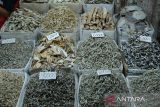 Tumpukan berbagai jenis ikan asin dan ikan teri yang dijual di Pasar Parit Besar, Pontianak, Kalimantan Barat, Kamis (15/5/2025). Menurut pedagang, harga ikan asin, ikan teri dan sotong kering yang dijual seharga Rp20 ribu hingga ratusan ribu per kilogram tergantung jenis, ukuran dan kualitasnya tersebut mengalami kenaikan Rp5 ribu hingga Rp10 ribu per kilogram karena kurangnya pasokan dari nelayan yang tidak melaut akibat cuaca buruk. ANTARA FOTO/Jessica Wuysang