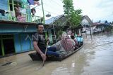 Warga menaiki perahu saat banjir melanda kawasan Loa Janan Ilir, Samarinda, Kalimantan Timur, Selasa (13/5/2025). Berdasarkan data Kecamatan Loa Janan Ilir, sebanyak 18 lingkungan RT terendam banjir dengan ketinggian 30 cm hingga 150 cm akibat hujan dengan intensitas tinggi hingga air kiriman dari km 5 dan km 8, Kecamatan Loa Janan, Kutai Kartanegara. Antara Kaltim/M Risyal Hidayat