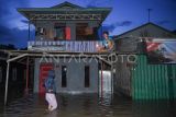Warga berada di atap rumahnya saat banjir melanda kawasan Loa Janan Ilir, Samarinda, Kalimantan Timur, Selasa (13/5/2025). Berdasarkan data Kecamatan Loa Janan Ilir, sebanyak 18 lingkungan RT terendam banjir dengan ketinggian 30 cm hingga 150 cm akibat hujan dengan intensitas tinggi hingga air kiriman dari km 5 dan km 8, Kecamatan Loa Janan, Kutai Kartanegara. Antara Kaltim/M Risyal Hidayat