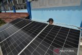 Petugas melakukan perawatan rutin panel surya di Sekolah Menengah Atas (SMA) Sint Carolus di Kota Bengkulu, Bengkulu, Jumat (16/5/2025). SMA Sint Carolus menjadi salah satu sekolah pelopor pengguna energi ramah lingkungan yaitu kombinasi antara Pembangkit Listrik Tenaga Surya (PLTS) dan Pembangkit Listrik Tenaga Bayu (PLTB) dengan kekuatan mencapai 2.000 watt peak (Wp) yang diinisiasi Kanopi Hijau Indonesia diwilayah Provinsi Bengkulu. ANTARA FOTO/Muhammad Izfaldi
