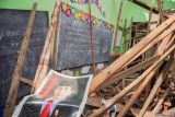 Kondisi bangunan kelas SDN Kutorenon 3 di Kecamatan Sukodono, Lumajang, Jawa Timur, Jumat (16/5/2025). Dinas Pendidikan dan Kebudayaan Kabupaten Lumajang telah mengalokasikan pembenahan melalui anggaran Dana Alokasi Khusus (DAK) Fisik 2025 untuk menangani bangunan kelas yang ambruk pada Kamis (15/5) akibat faktor usia dan sementara proses belajar siswa dialihkan ke bangunan sekolah TK di sekitar kawasan itu. ANTARA Jatim/Irfan Sumanjaya/mas.