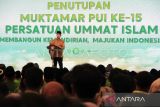 Wakil Presiden Gibran Rakabuming Raka menyampaikan pidato saat menghadiri penutupan muktamar Persatuan Ummat Islam (PUI) yang ke-15 di Medan, Sumatera Utara, Kamis (15/5/2025). Dalam pidatonya, Wakil Presiden Gibran Rakabuming Raka berpesan bahwa persatuan umat islam (PUI) sangat penting dalam kemajuan negara Indonesia. ANTARA FOTO/Yudi Manar