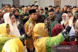 Wakil Presiden Gibran Rakabuming Raka menyampaikan pidato saat menghadiri penutupan muktamar Persatuan Ummat Islam (PUI) yang ke-15 di Medan, Sumatera Utara, Kamis (15/5/2025). Dalam pidatonya, Wakil Presiden Gibran Rakabuming Raka berpesan bahwa persatuan umat islam (PUI) sangat penting dalam kemajuan negara Indonesia. ANTARA FOTO/Yudi Manar