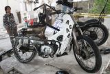Pengunjung melihat seni modifikasi otomotif yang dipajang dalam pameran seni rupa bertajuk Abnormal Project Annual #10 di Dinoyo, Malang, Jawa Timur, Jumat (16/5/2025). Pameran tersebut berlangsung selama empat hari dan menampilkan karya lukisan, desain, inatslasi dan seni modifikasi otomotif dari seniman muda dengan mengusung tema Halusi(N)asi. ANTARA Jatim/Ari Bowo Sucipto/mas.