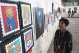 Pengunjung melihat lukisan yang dipajang dalam pameran seni rupa bertajuk Abnormal Project Annual #10 di Dinoyo, Malang, Jawa Timur, Jumat (16/5/2025). Pameran tersebut berlangsung selama empat hari dan menampilkan karya lukisan, desain, inatslasi dan seni modifikasi otomotif dari seniman muda dengan mengusung tema Halusi(N)asi. ANTARA Jatim/Ari Bowo Sucipto/mas.