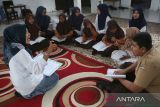 Guru mengajarkan Al Quran bahasa isyarat  kepada anak penyandang disabilitas di Sekolah Luar Biasa (SLB) Yayasan Pendidikan Disabilitas Insani, Banda Aceh, Aceh, Jumat (16/5/2025). Menurut Kementerian Agama RI,  pemerintah berkomitmen memperbanyak cetakan Al Quran bahasa isyarat bekerjasama dengan berbagai pihak dalam rangka memastikan  pendidikan agam islam yang inklusif  bagi semua,  khususnya bagi penyandang disabilitas. ANTARA FOTO/Ampelsa.