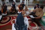 Guru mengajarkan Al Quran bahasa isyarat  kepada anak penyandang disabilitas di Sekolah Luar Biasa (SLB) Yayasan Pendidikan Disabilitas Insani, Banda Aceh, Aceh, Jumat (16/5/2025). Menurut Kementerian Agama RI,  pemerintah berkomitmen memperbanyak cetakan Al Quran bahasa isyarat bekerjasama dengan berbagai pihak dalam rangka memastikan  pendidikan agam islam yang inklusif  bagi semua,  khususnya bagi penyandang disabilitas. ANTARA FOTO/Ampelsa.